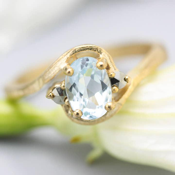 Oval blå topasring med tvillingpyrit og 14k guldbånd for engroshandel hos Metal Studio Jewelry