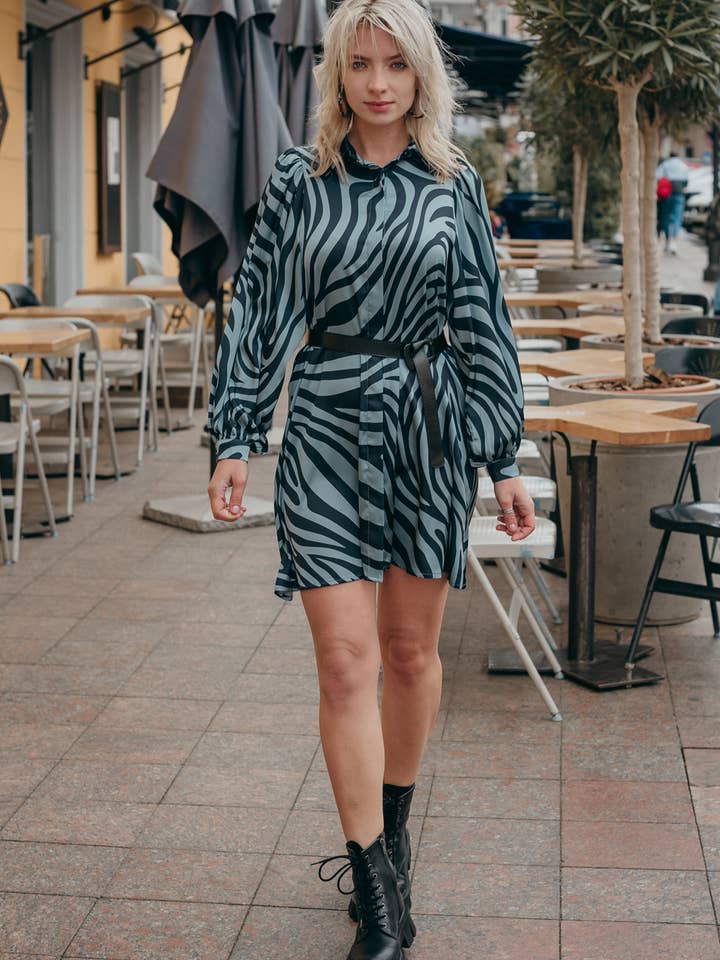 Oliven silke løstsiddende skjorte kjole for engroshandel hos Azuri