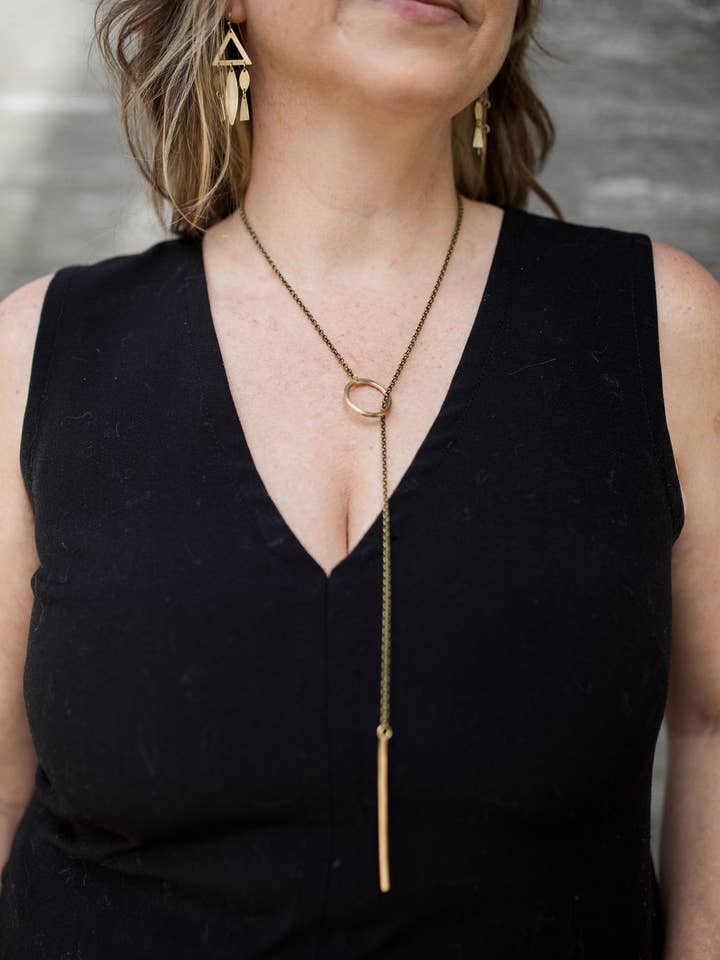 Collana Lariat in ottone per la vendita all'ingrosso da parte di Modern Madini
