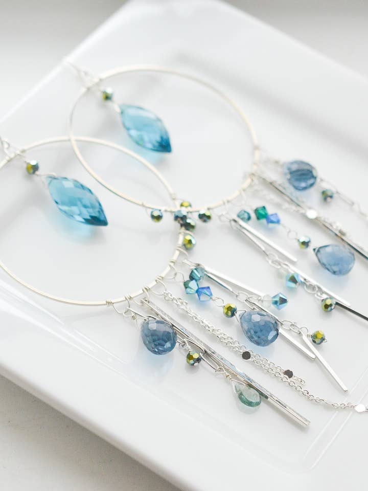 Boucles d'oreilles en cristal Vega pour la vente par Ashley Rose Designs