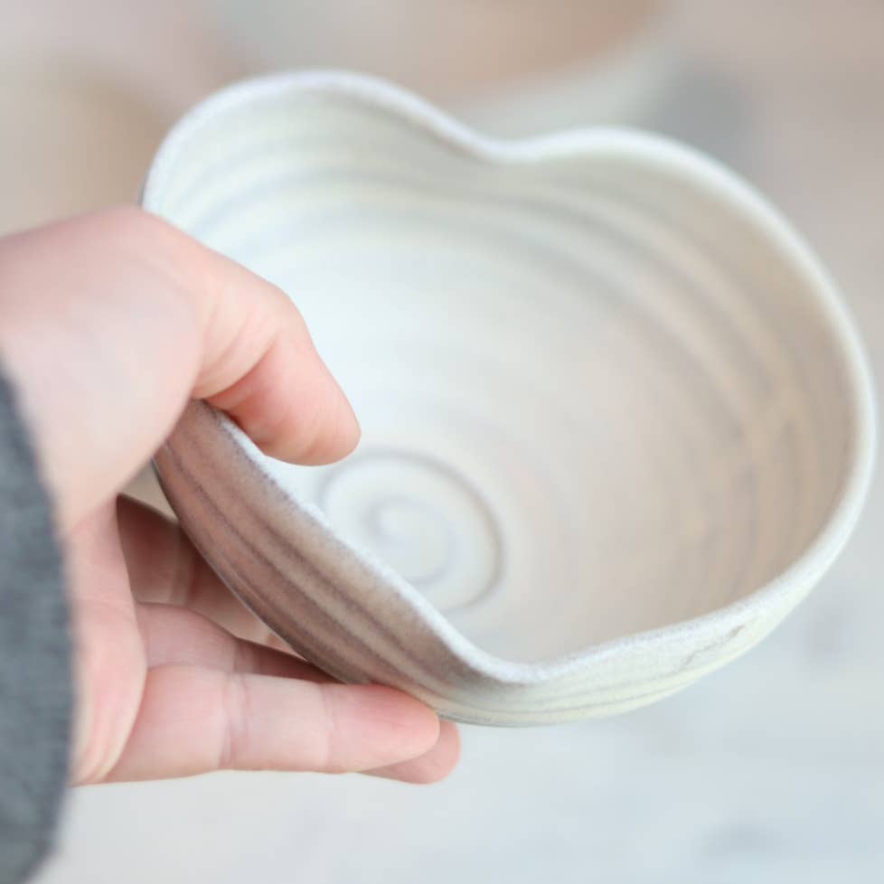 Gravesco Pottery - Vente Bol - Bol en forme de cœur fait main en crème1