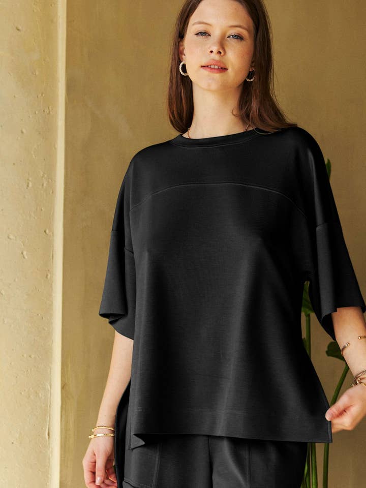 TOP LAVATO, GIROCOLLO, MANICHE A DOLMAN, CON SPACCO LATERALE per la vendita all'ingrosso da parte di Davi & Dani