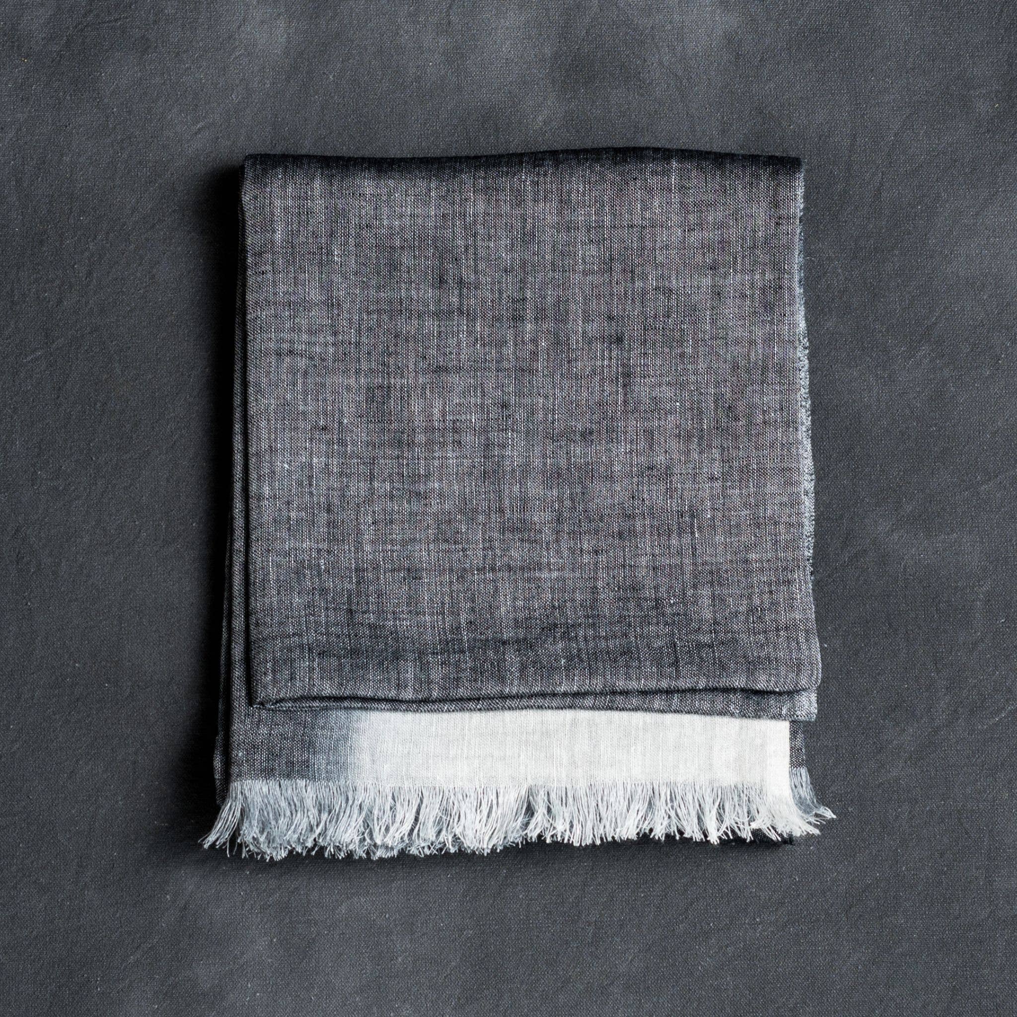 Variously - Vendita all'ingrosso Sciarpa - Donna - Sciarpa lavorata a mano in morbido lino nero con sfumature di granito



9