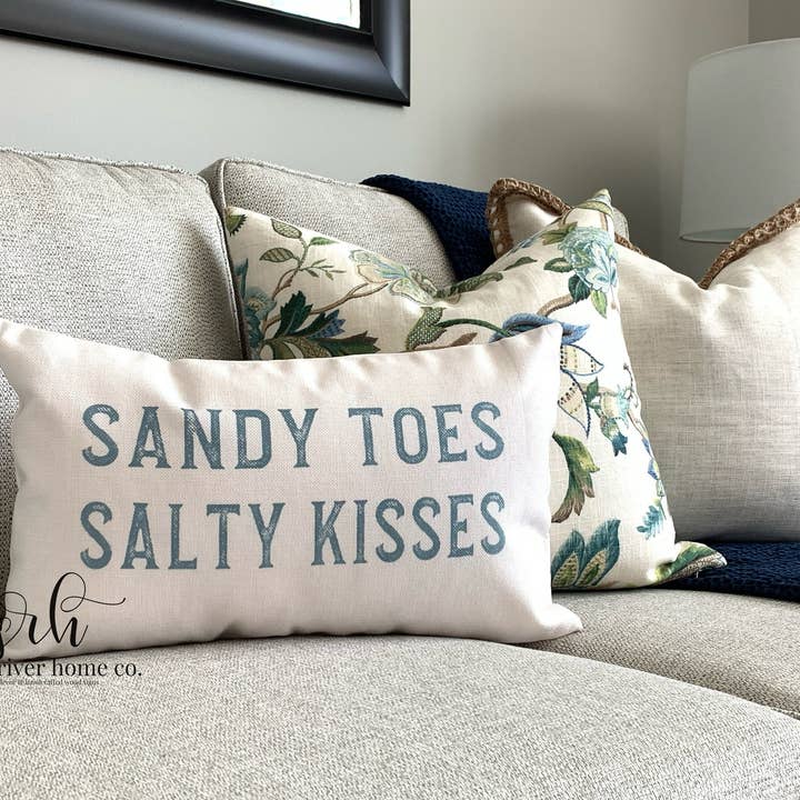 Housse de coussin Sandy Toes Salty Kisses | Sur le thème de la plage pour la vente par Stone River Home Co