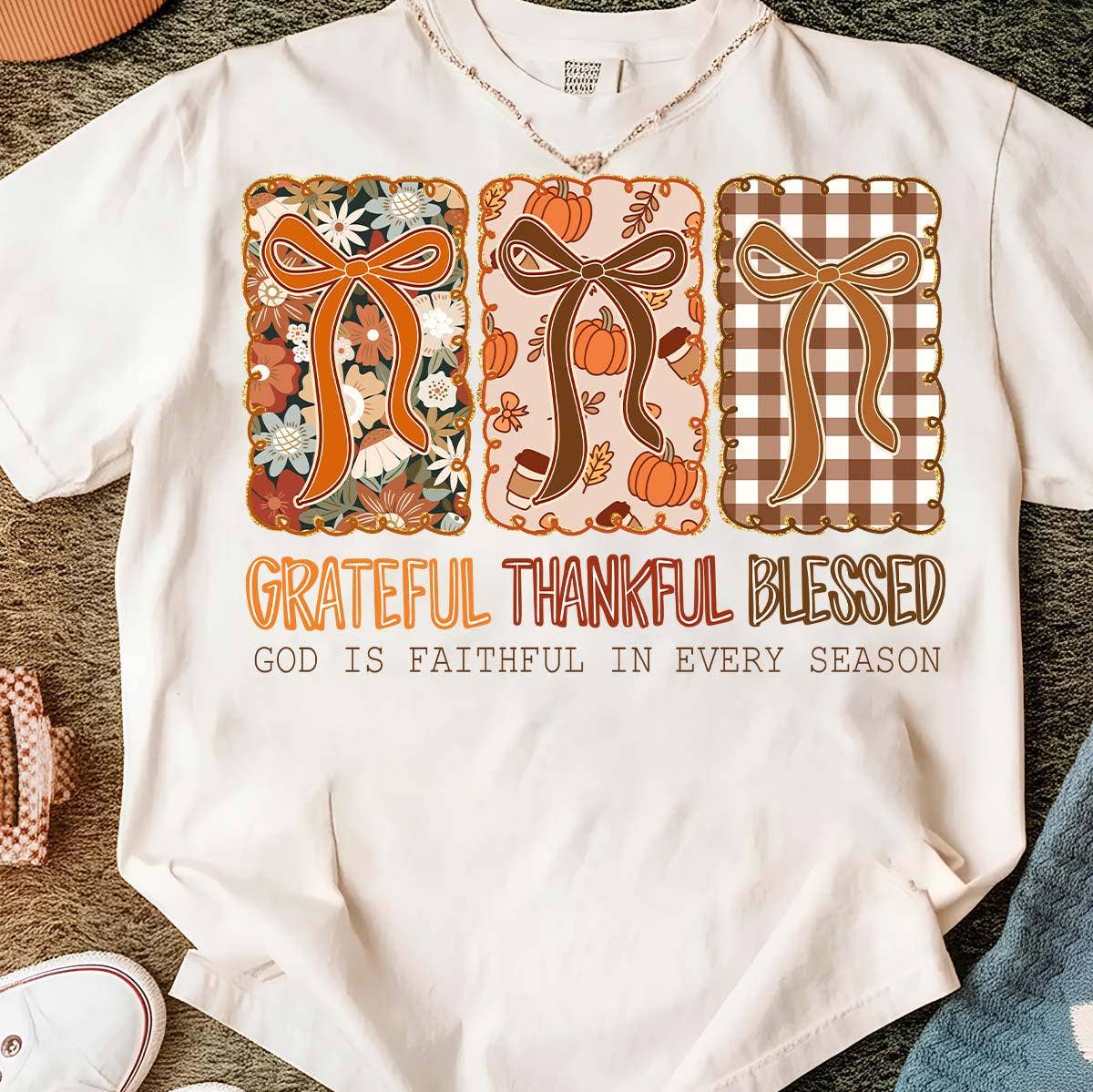 NVC Ecommerce LLC – Großhandel T-Shirt (Grafikdruck) – Damen – Coquette Dankbar Dankbar Gesegnet Tee, Dankbarer Pullover4