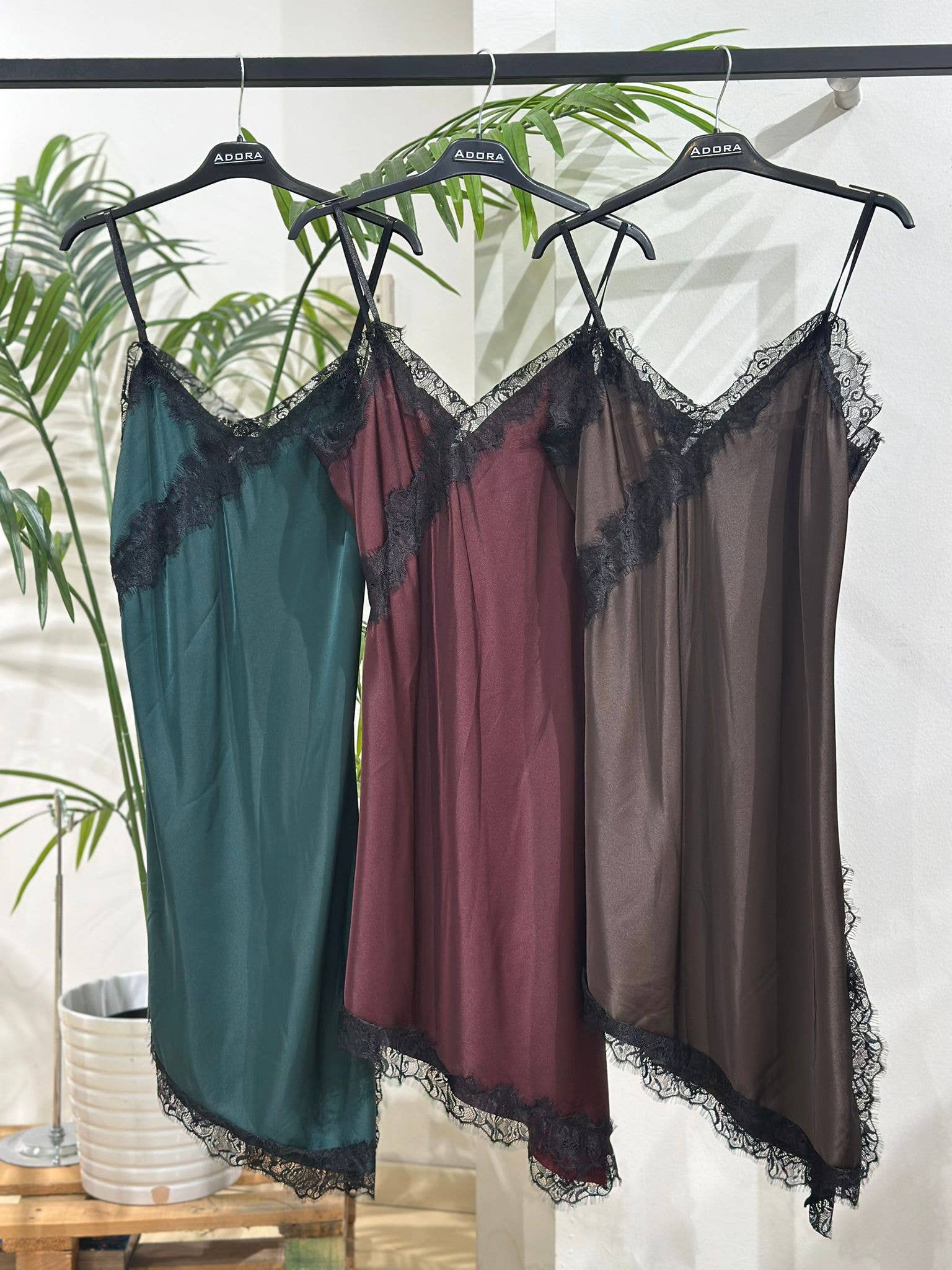 ADORA – Engroshandel Kjole - Dame – Satin kjole med sort blonde0