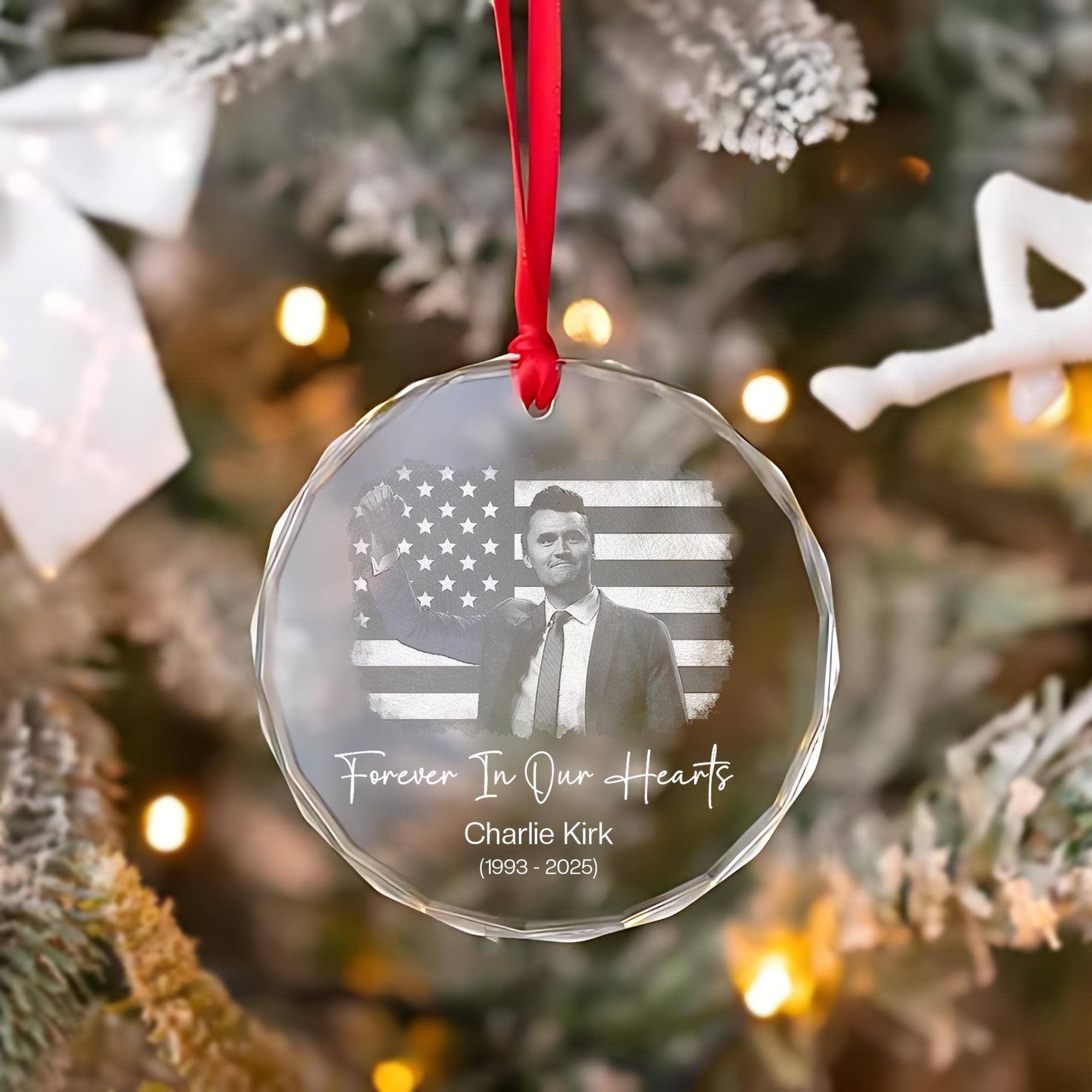 Embrova - Vendita all'ingrosso Decorazione - Ornamento in vetro commemorativo di Charlie Kirk, Ornamento di Charlie Kirk1