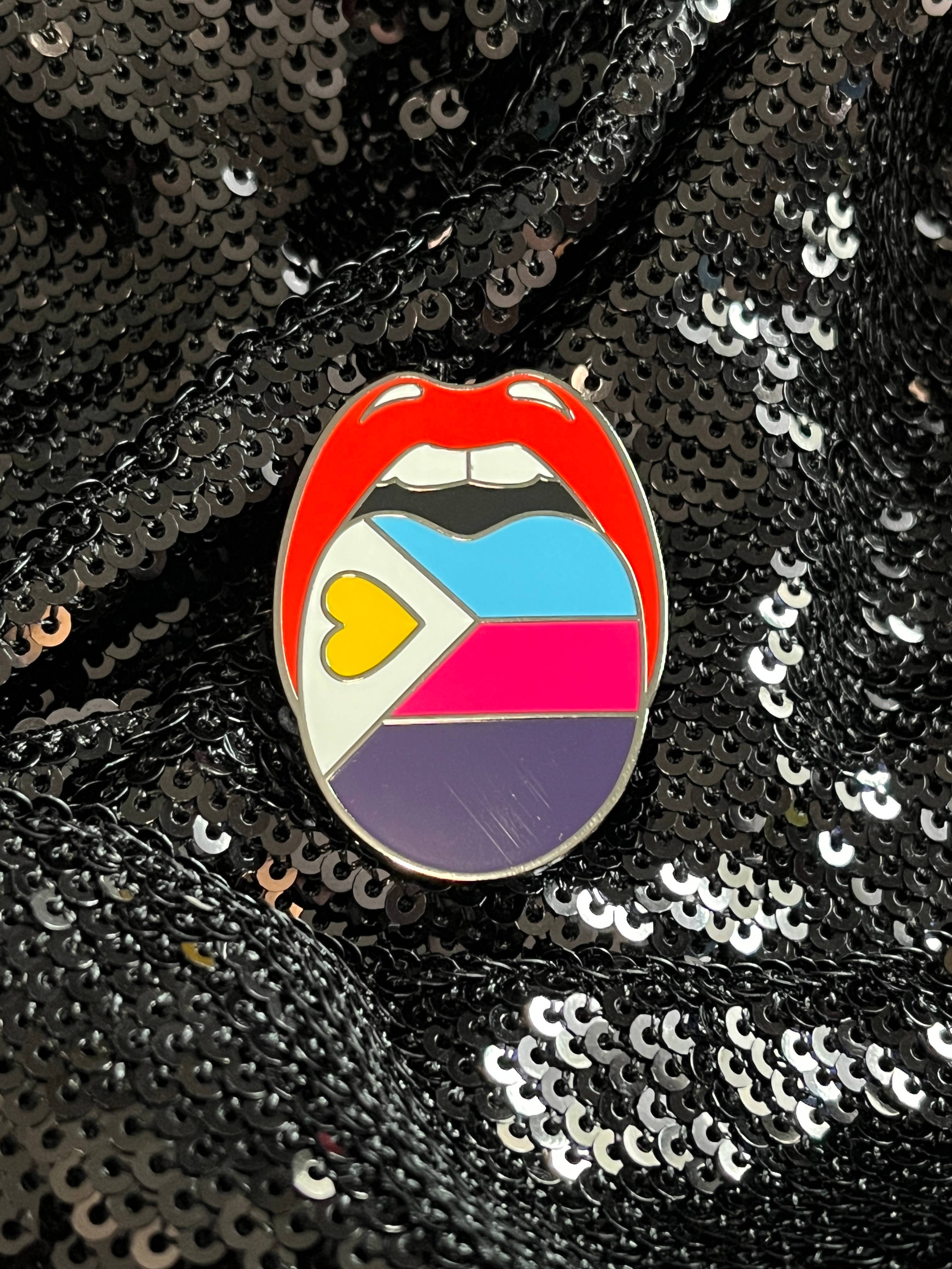 Queen On The Scene - Wholesale Lapel Pin/Button - Polyamorous Pride Pin