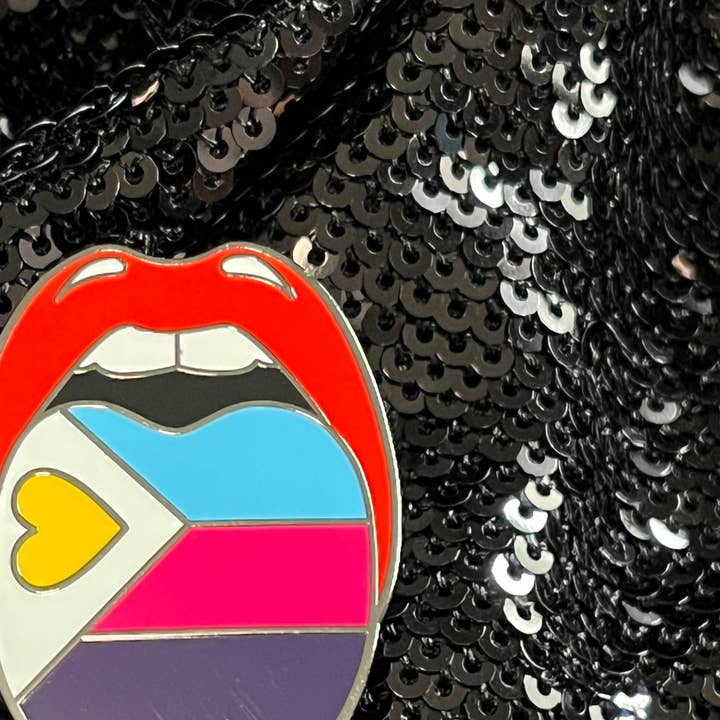 Queen On The Scene - Wholesale Lapel Pin/Button - Polyamorous Pride Pin0