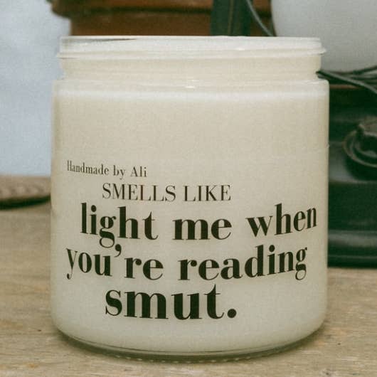 Zünde mich an, wenn du Schmuddelromane liest | Buchige Sojakerze für den Großhandel von Handmade By Ali