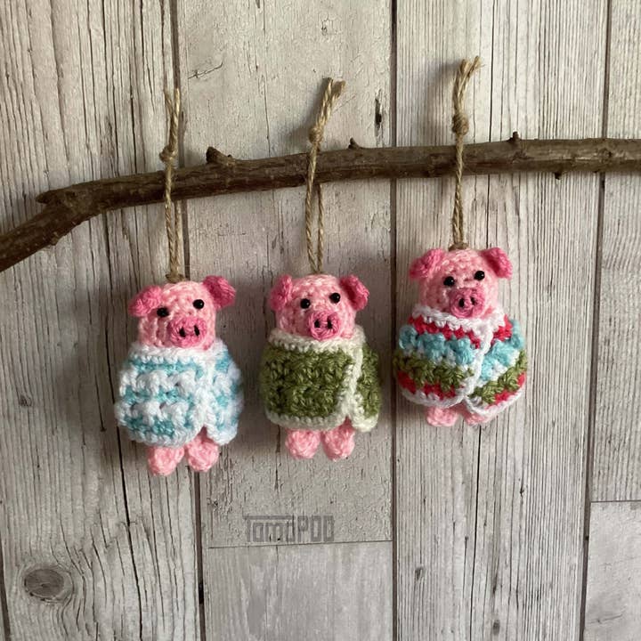 TOMOPOD LLC – wholesale Ornament set – Crochet Pig in a Blanket, Christmas Tree Decor, Door Hanger