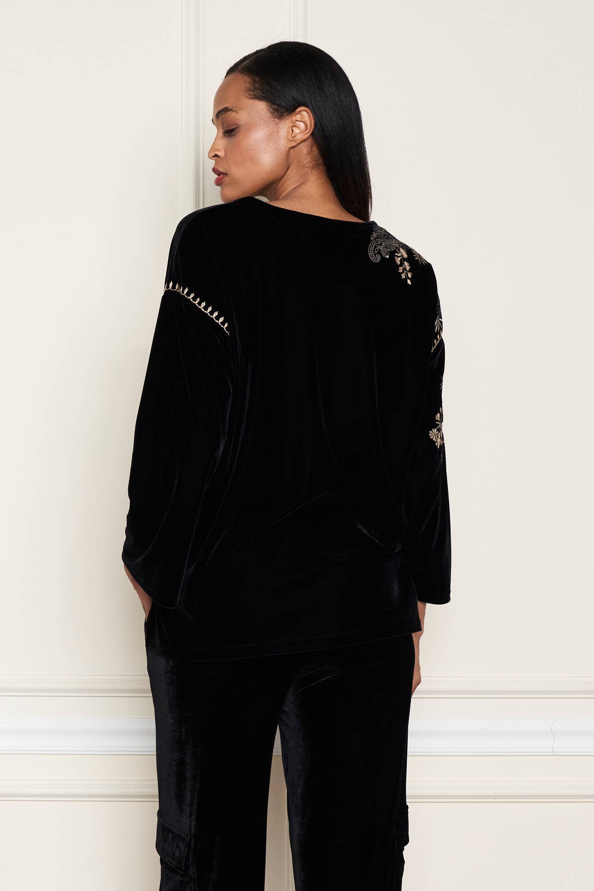 Paparazzi - Venta al por mayor Blusa - Mujer - Top de terciopelo elástico con bordado tonal en hombro 1321-MAT3