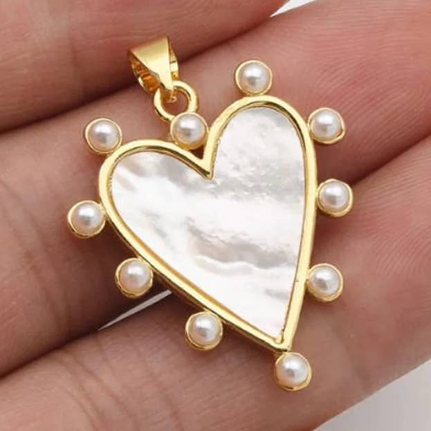 Beads Creation – Großhandel Individueller Charm/Anhänger – Herzförmiger Charm-Anhänger mit Muschelperlen, mit Goldfüllung, CP20340