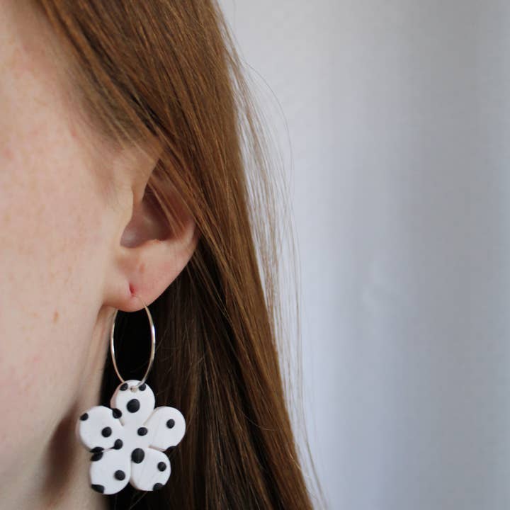 Orecchini a cerchio in argilla polimerica a pois bianchi e neri per la vendita all'ingrosso da parte di Sweet Caroline Clay