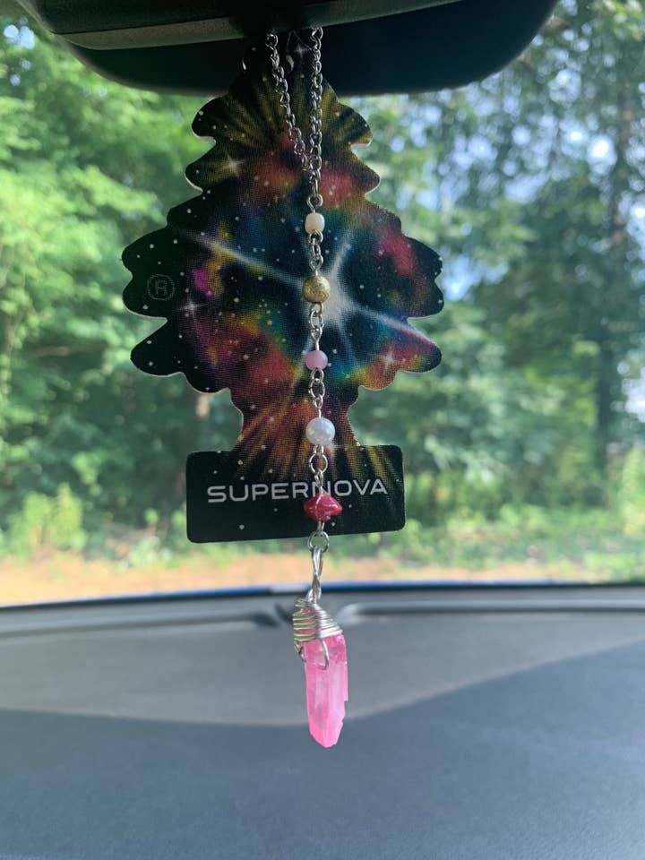 Auto-Anhänger aus rosafarbenem Quarzkristall | Zubehör für Rückspiegel | Begleiter für den Autospiegel | Hippie-Autodekoration | Fahrzeuginnenausstattung für den Großhandel von StayTay Store