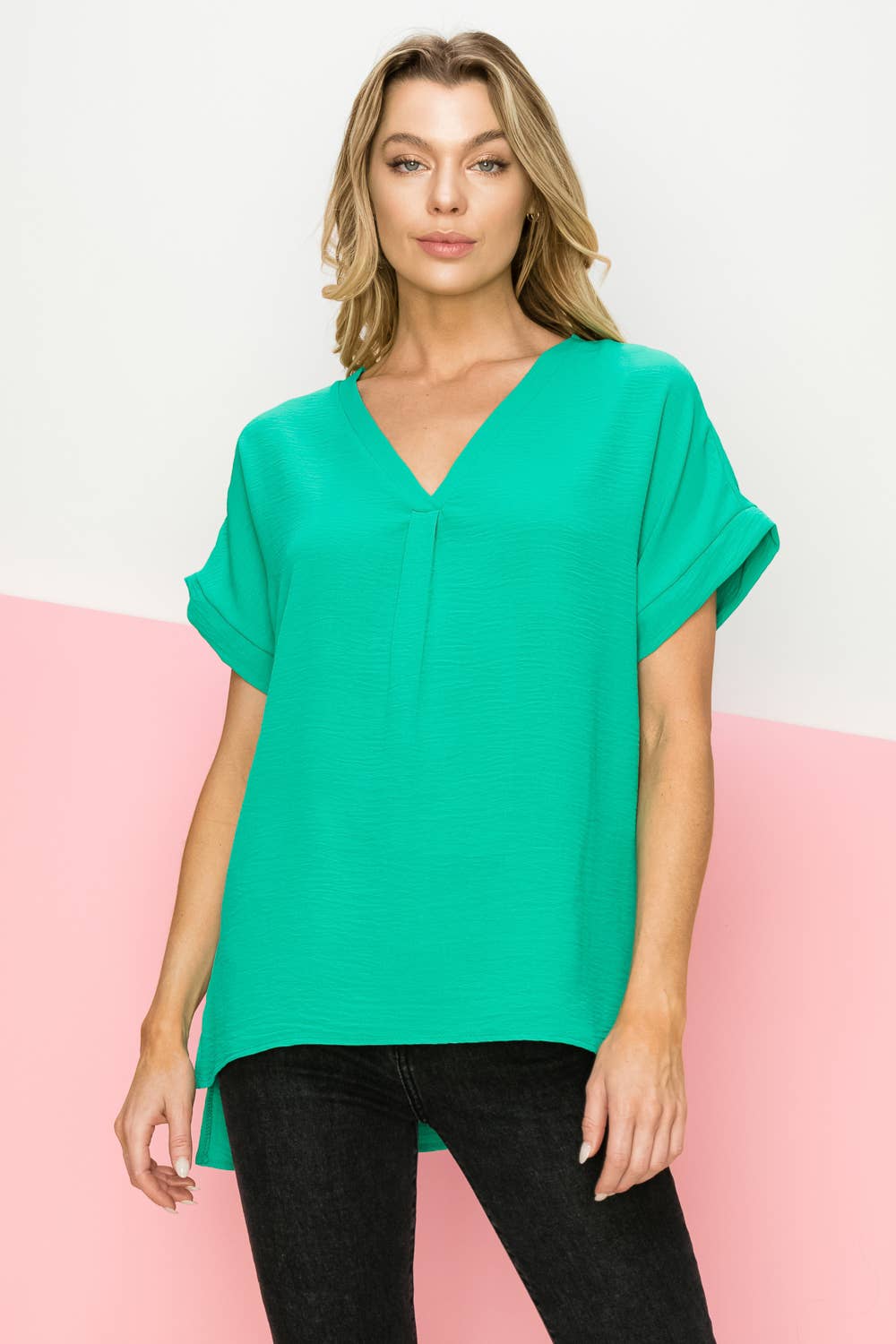 FSL Apparel - Vendita all'ingrosso Camicetta - Donna - ST3280 - TOP IN TESSUTO CON SCOLLO A V A MANICA CORTA, VESTIBILITÀ COMODA 0