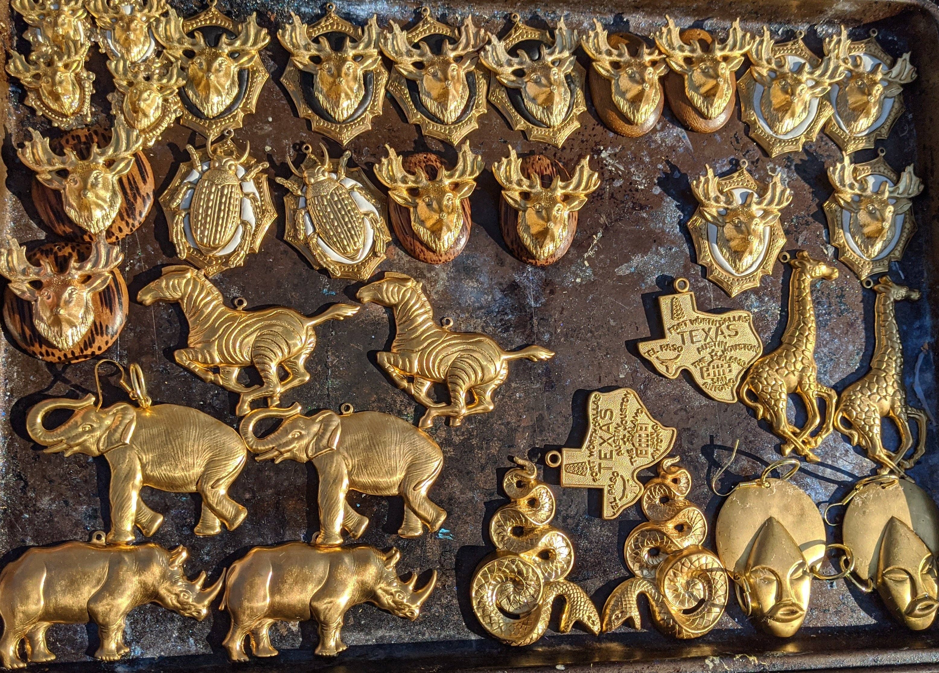 Gay Isber Designs – Großhandel Ohrhänger – 3D-Ohrringe mit Hirsch oder Elch auf einem Messingrahmen, Gay Isber, Geschenktüte, USA Brass, Größe XL, Damen3