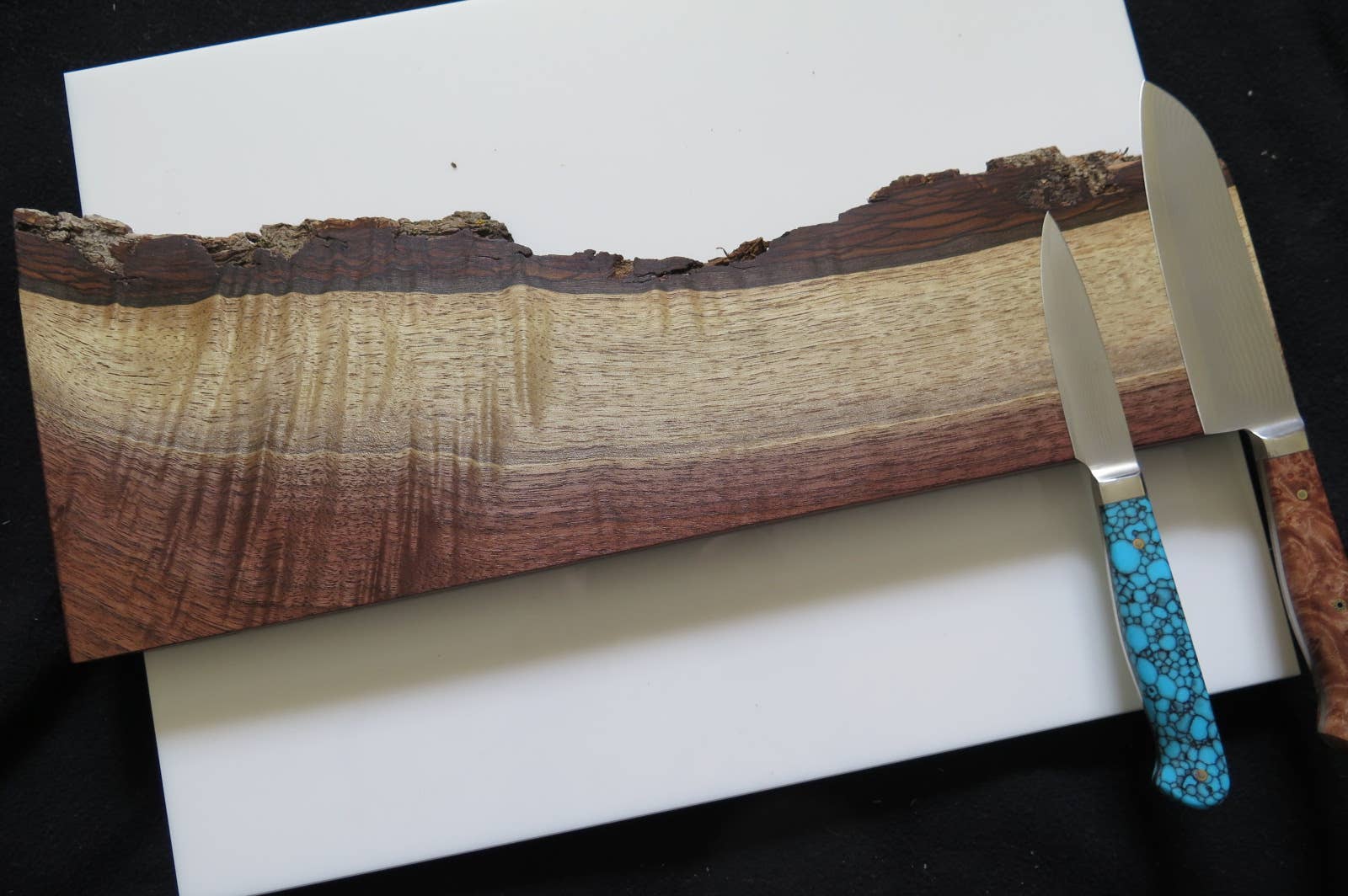 Ikigai Knives - Venta al por mayor Almacenamiento de cuchillos - Soporte magnético para cuchillos en nogal americano con borde natural y corteza5