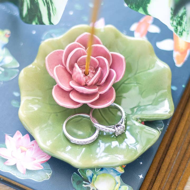 Porta incenso e piattino portaoggetti a forma di ninfea in ceramica per la vendita all'ingrosso da parte di Something Different Wholesale