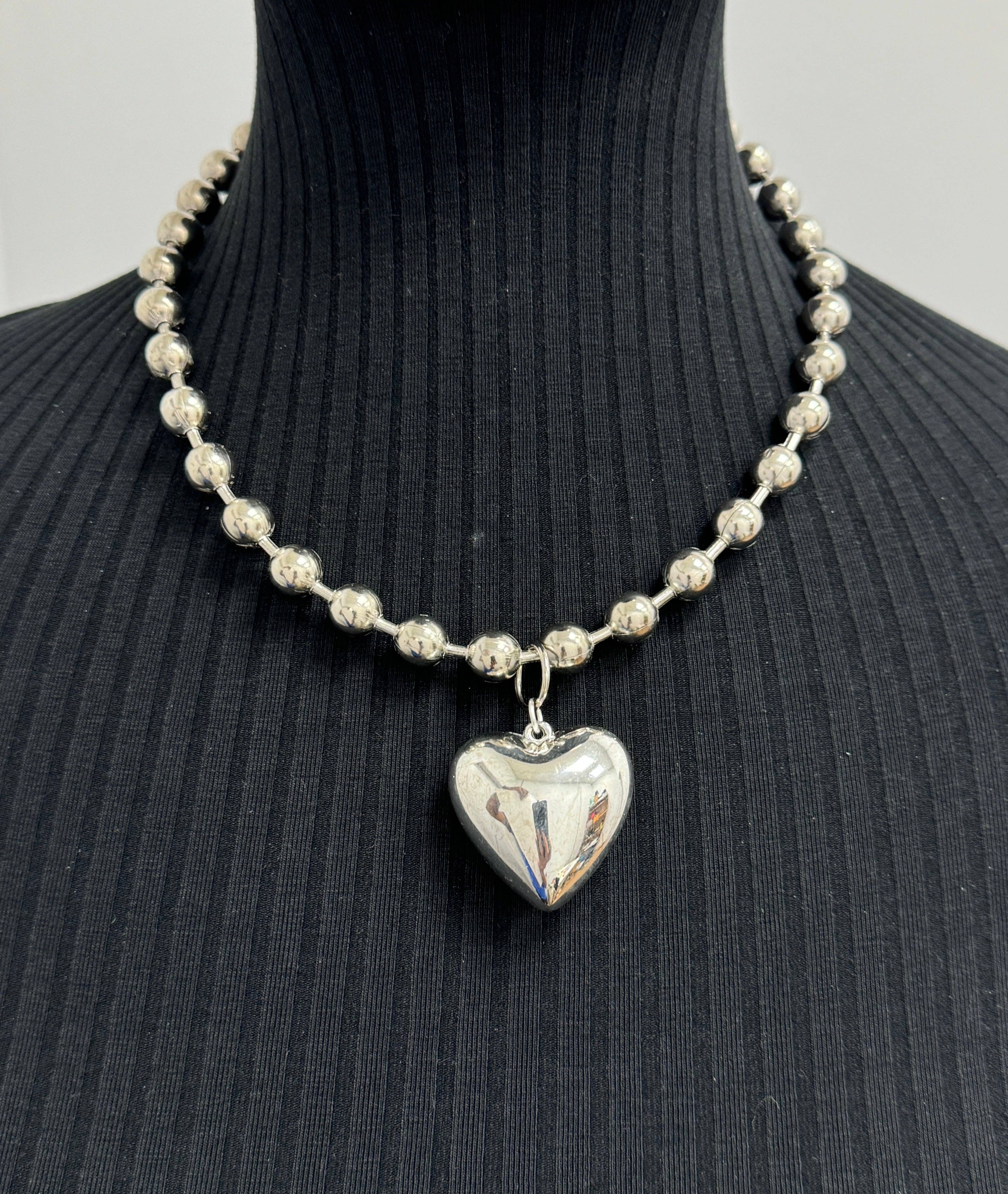 Funk Plus – Engroshandel Halskæde med vedhæng – FC956PUFFY HJERTEVEDHÆNGT KUGLEKÆDE HALSKÆDE4