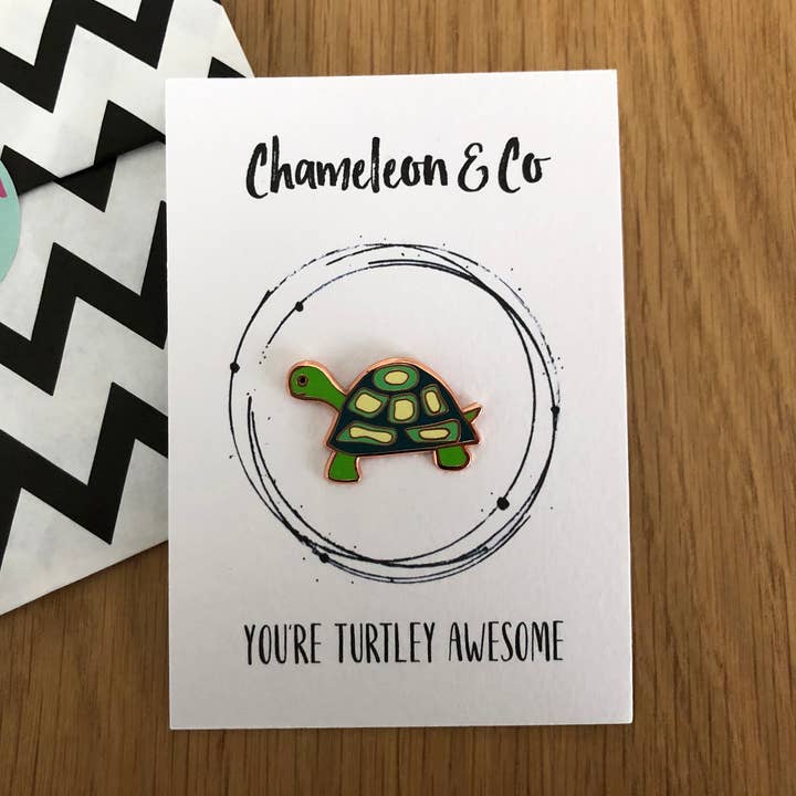 "Eres Increíblemente Tortuoso" Pin Positivo para venta al por mayor de Chameleon & Co