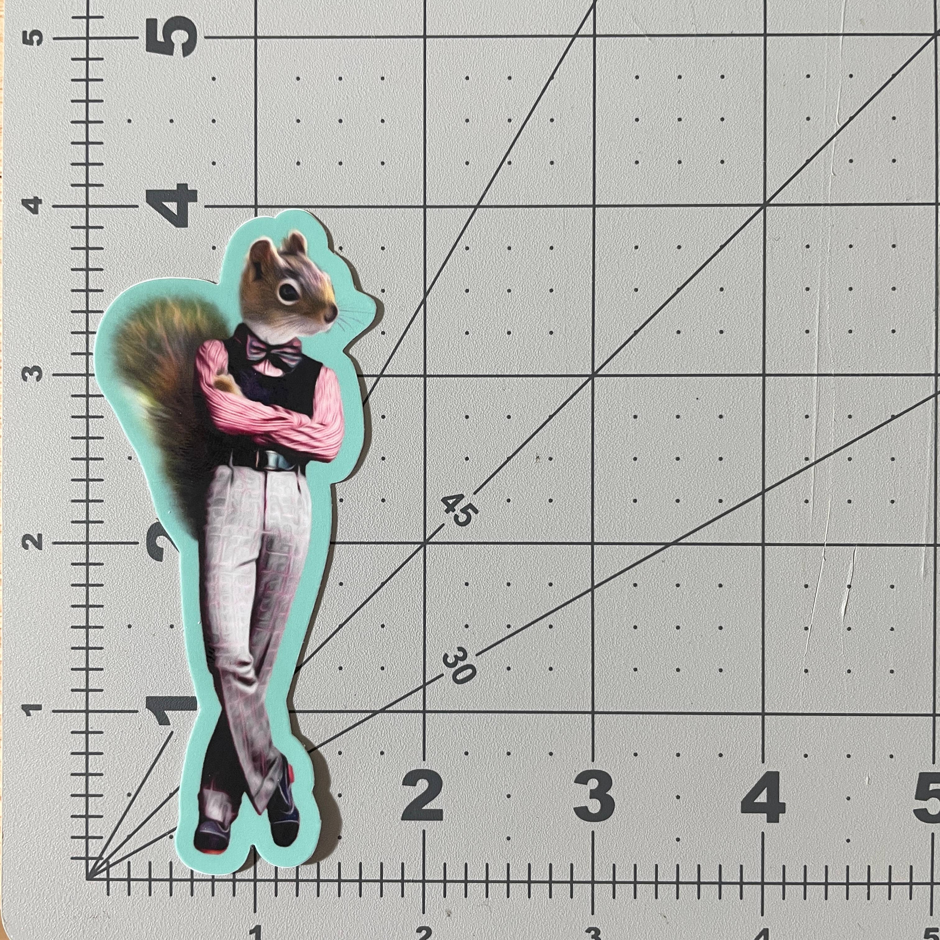 Colossal Sanders – Engroshandel Klistermærke – Egern i tøj sjovt dyr klistermærke1