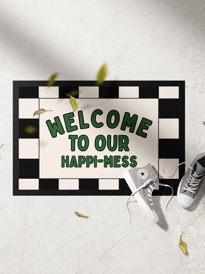 WISDOM & WONDER X HEY WONDER | Welkom In Onze Gelukkige Chaos | Bosgroen & Zwart | Binnen Deurmat voor wholesale door Wisdom and Wonder Designs