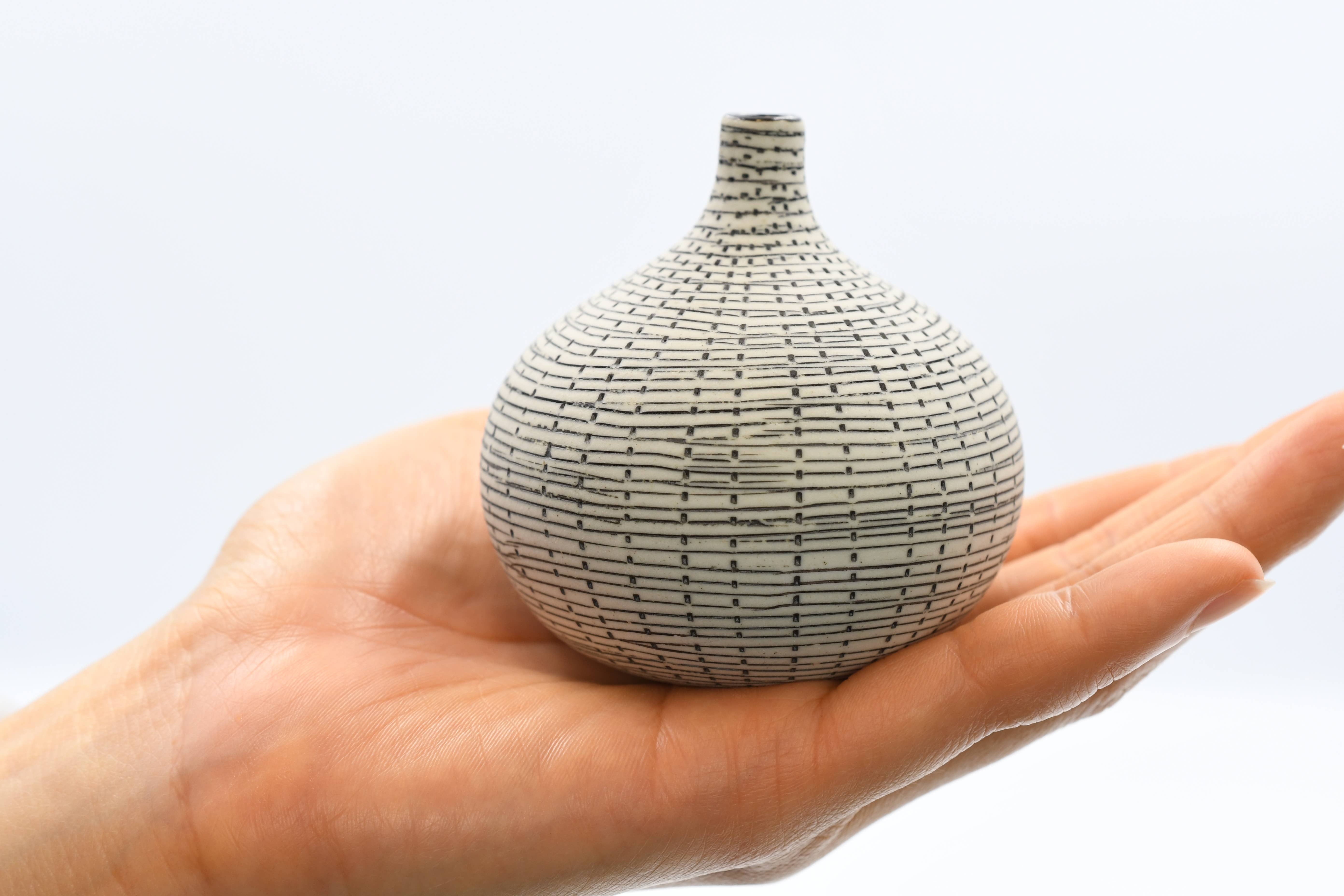 Art Floral Trading LLC – wholesale Vase – 192W71BLACK CONGO TINY S-Handcrafted Porcelain Bud Vase3