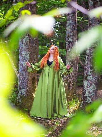 Grüner Überrock Renaissance-Kostüm Mittelalterliches Kleid mit langen Ärmeln für den Großhandel von Costurero Real