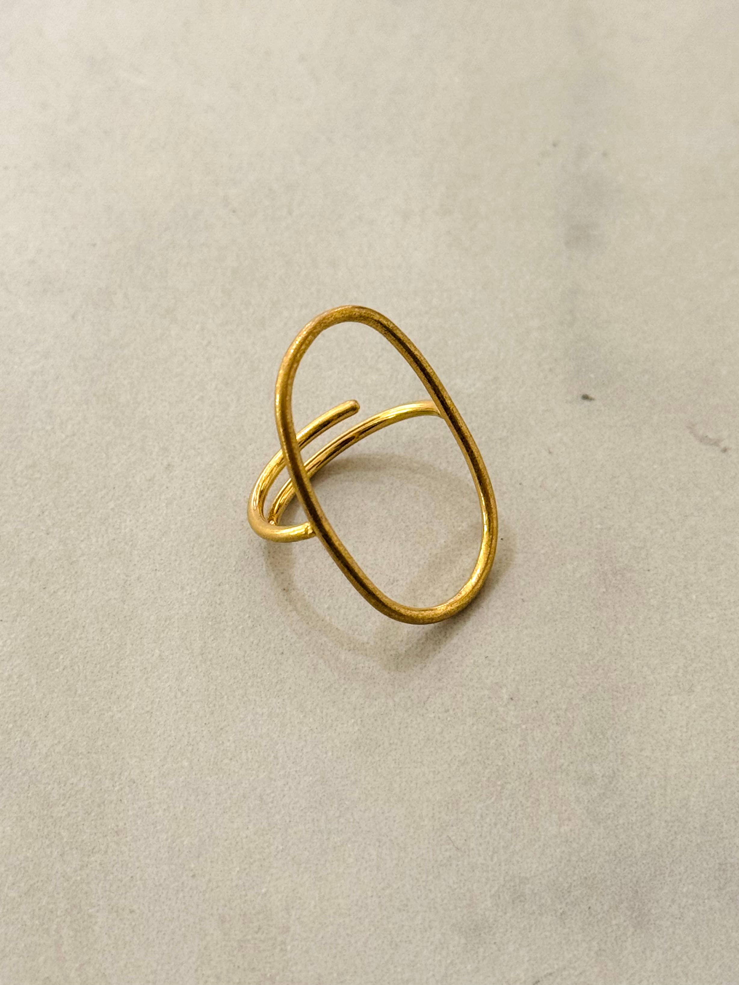 Cassette Barcelona – Anel de cocktail/declaração por atacado – Anel Geométrico Ajustável Leon em Dourado Rústico0