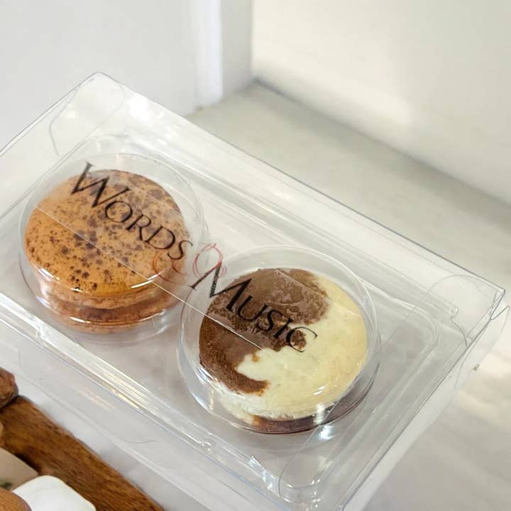 macaron centrale - Wholesale Cookie - Elegant Horizontal Presentation | Custom Logo Macaron Set