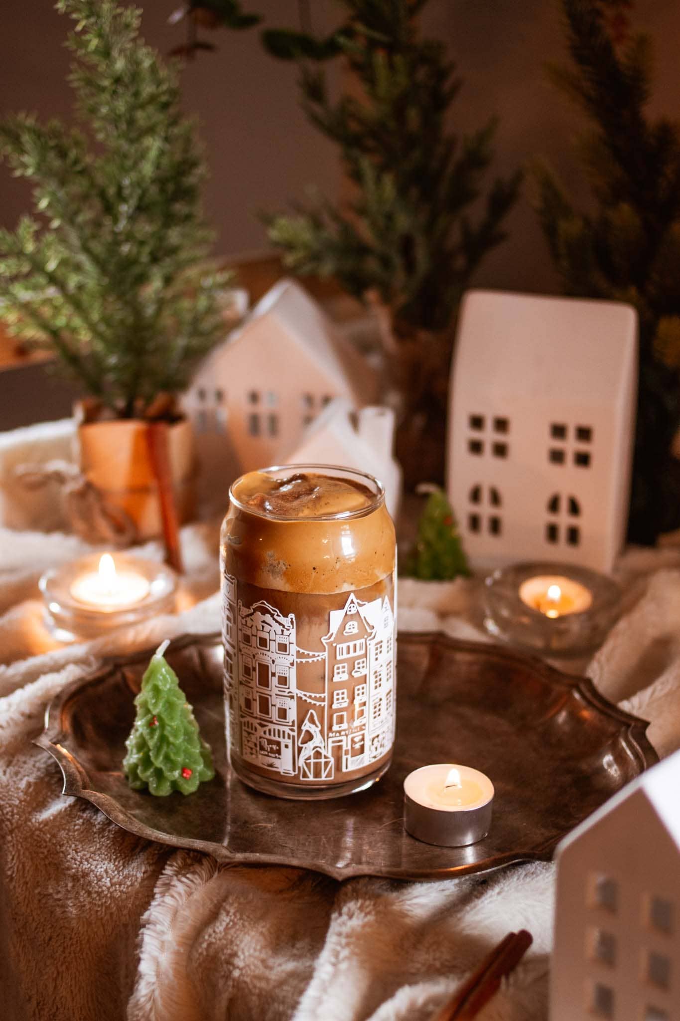 Cheerware – wholesale Dricksglas och koppar – Winter Village 16 oz Can Glass | bokhandel, bageri & café4