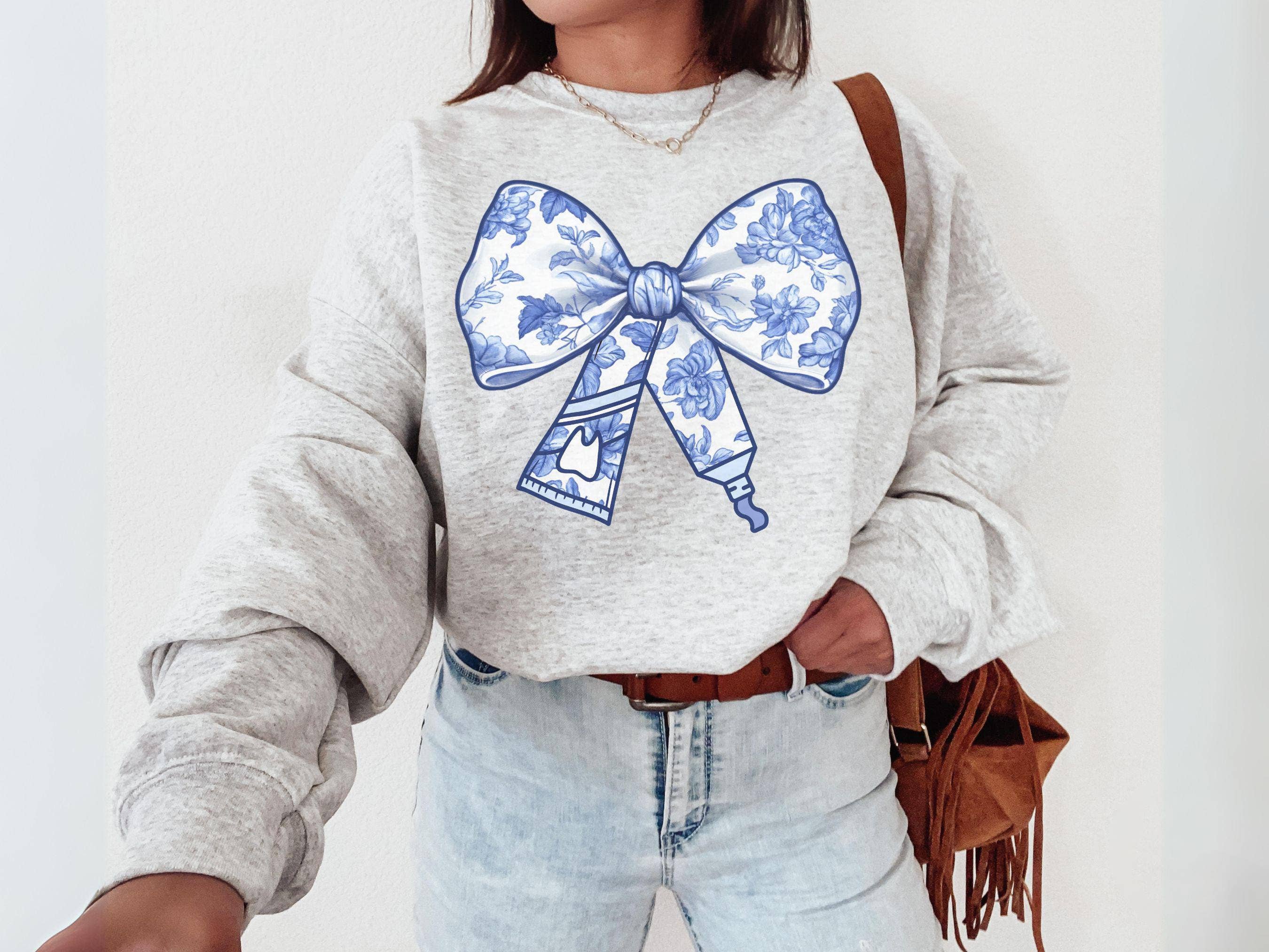 NVC Ecommerce LLC - Vente T-shirt à imprimés – femme - Sweat-shirt d'assistant dentaire, T-shirt dentaire coquette1