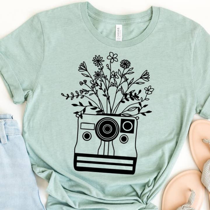 Camiseta gráfica Camera of Wildflowers por atacado de Londas Trendy Tees