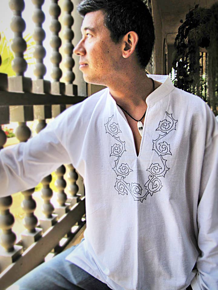 Atlas Goods By Your Needs Company – T-shirt – Homem por atacado – CAMISA MASCULINA BRANCA COM BORDADO DE ARTE CELTA