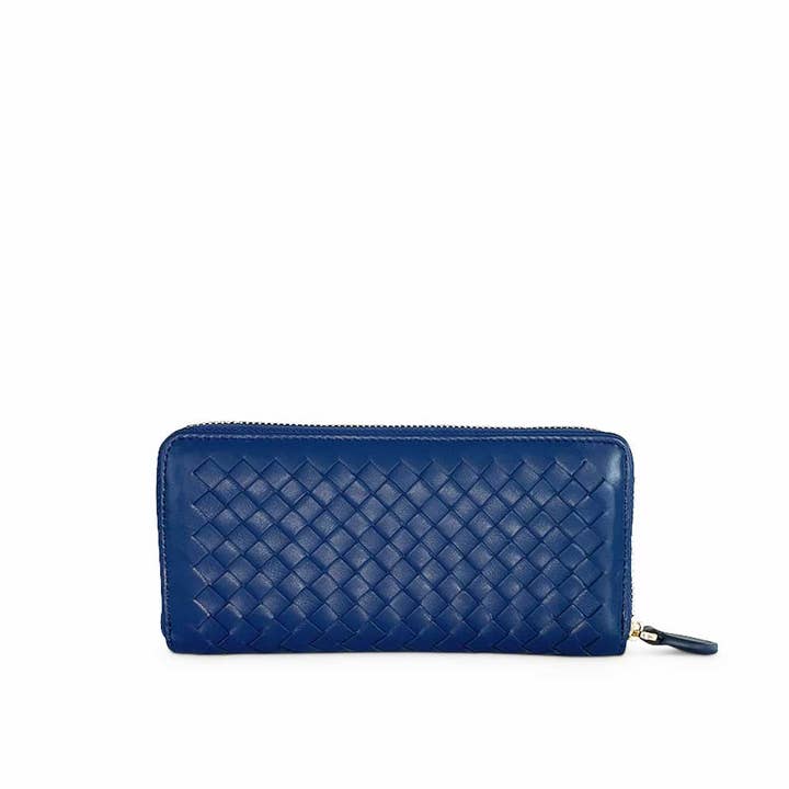 Le sac à main zippé tissé en cuir Ada en bleu pour la vente par Worth A Million