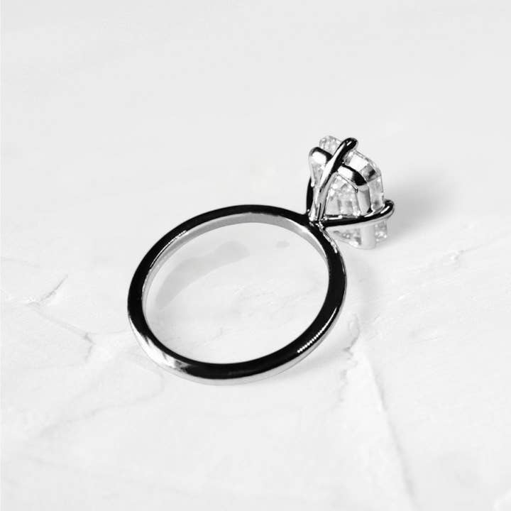 GEMPARA - Wholesale Engagement Ring - 2.50 Ct Emerald Cut Moissanite East-West Solitaire in Silver2