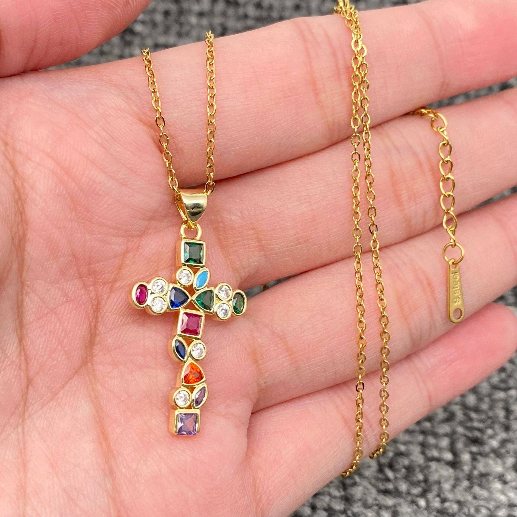 Mio Queena - Wholesale Halskettinghanger - Multi-stijl ketting met gouden hanger van strass en zirkonia kruis27