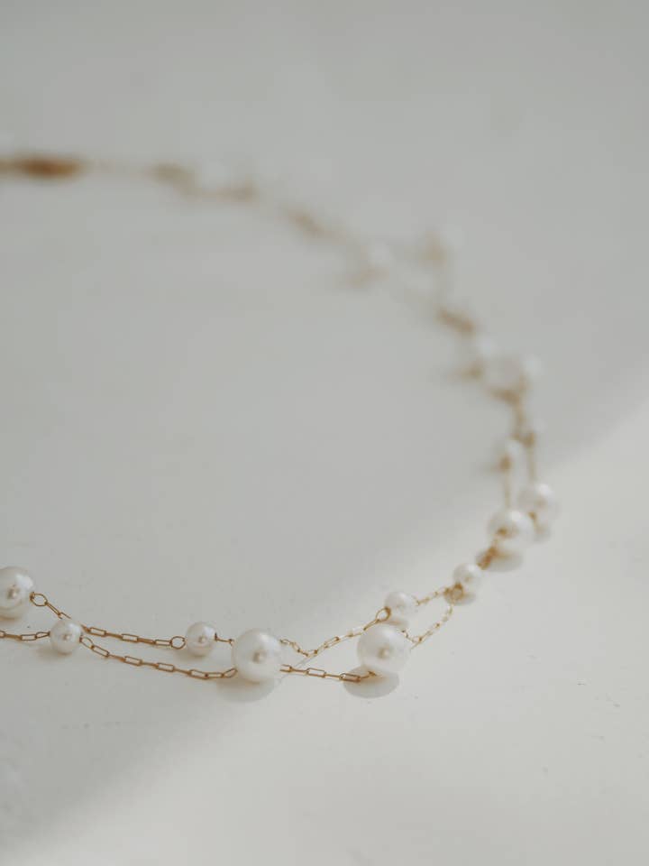 Collana a strati con perle Winter Flurry per la vendita all'ingrosso da parte di Olive Branch Jewelry & Co.