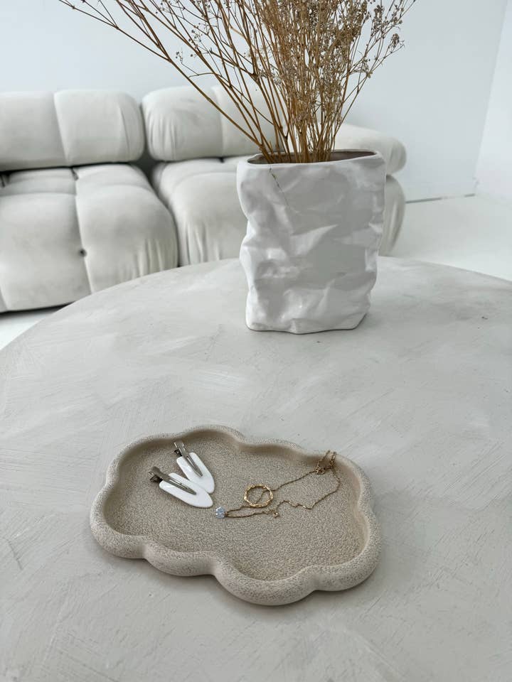 omorfa tray - sand for wholesale by Luxe Home Decor Ltd
