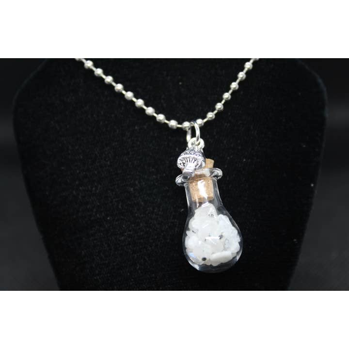 Collier potion en verre pierre de lune arc-en-ciel sorcière en cristal pour la vente par Witchcrafted in MI