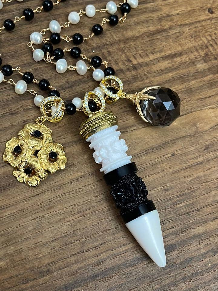 ENGRAVED CAMEO HORN for wholesale by LARA UNDICI ACCESSORI SRLS