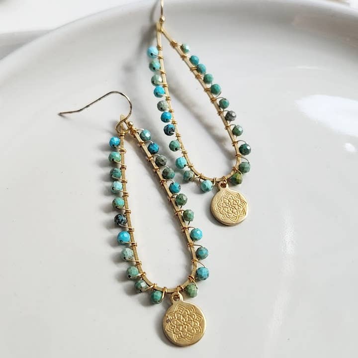 Sara Sela Jewelry - Vente Boucles d'oreilles pendantes - Boucles d'oreilles pendantes en forme de lotus et en forme de larme en forme de lotus en pierres précieuses et en laiton1