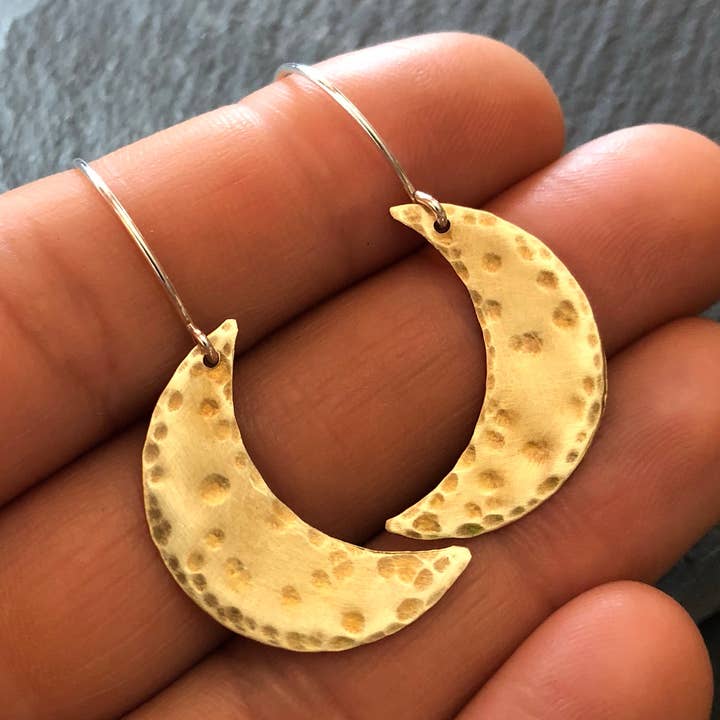 Boucles d'oreilles en forme de croissant de 1" pour la vente par C Beulah B Jewelry