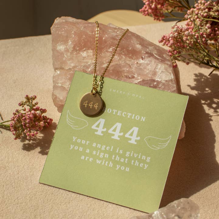 Collier Chiffre Ange Rond pour la vente par Emery and Opal