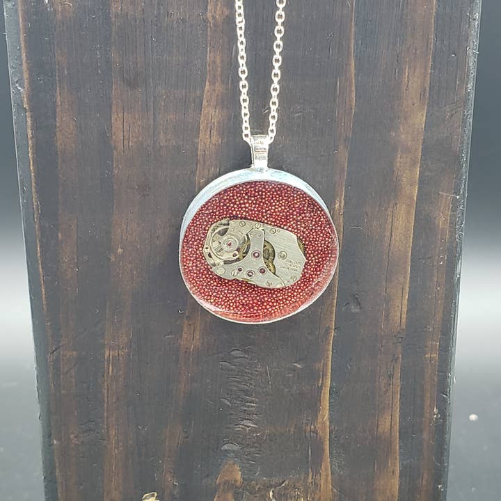 Urmagertin med røde perler og bevægelse for engroshandel hos Antiquarian Couture