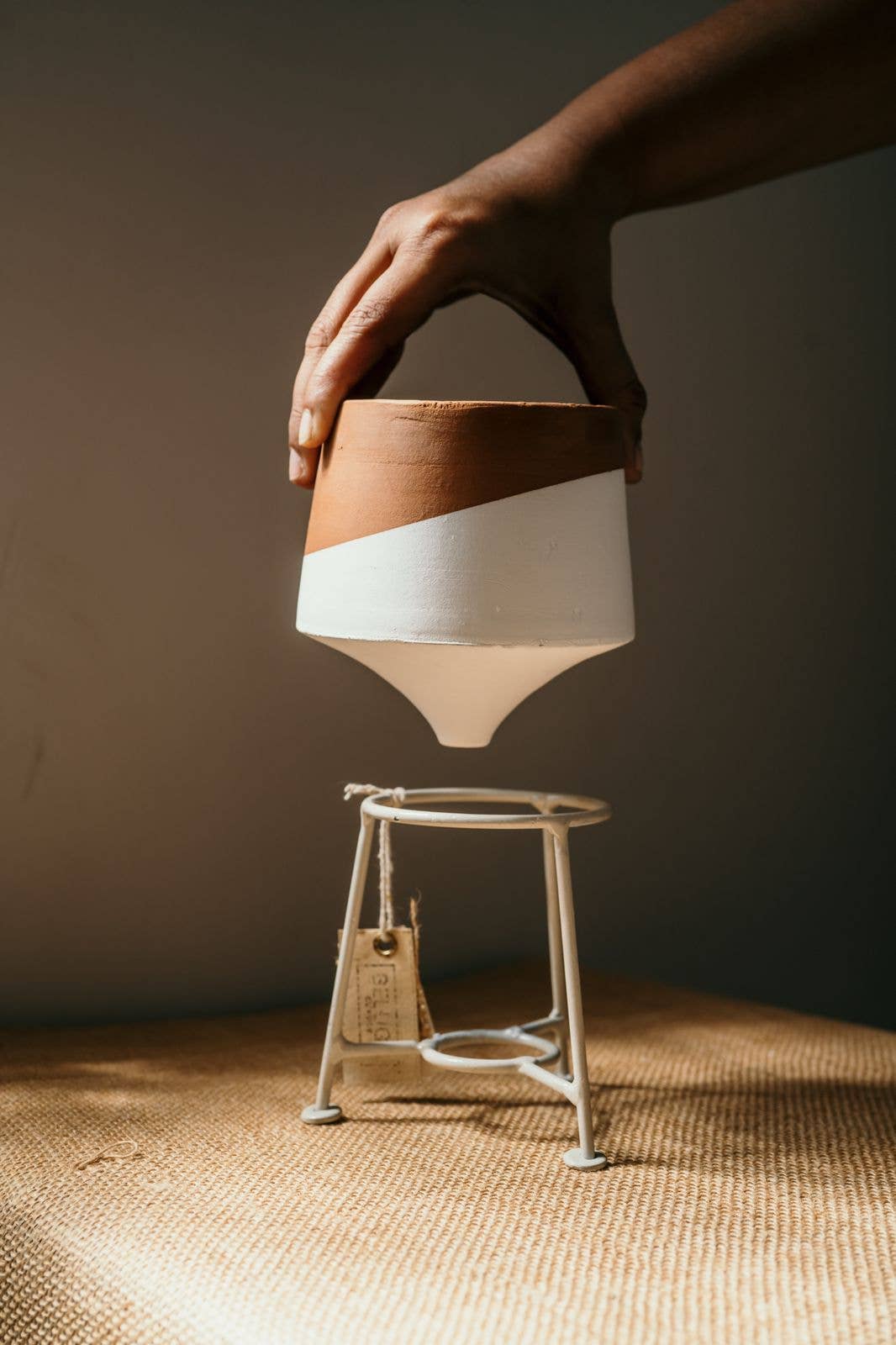 Beluga Supply Company - Vendita all'ingrosso Vasi per piante - Vaso per piante in terracotta con supporto in metallo (piccolo)0