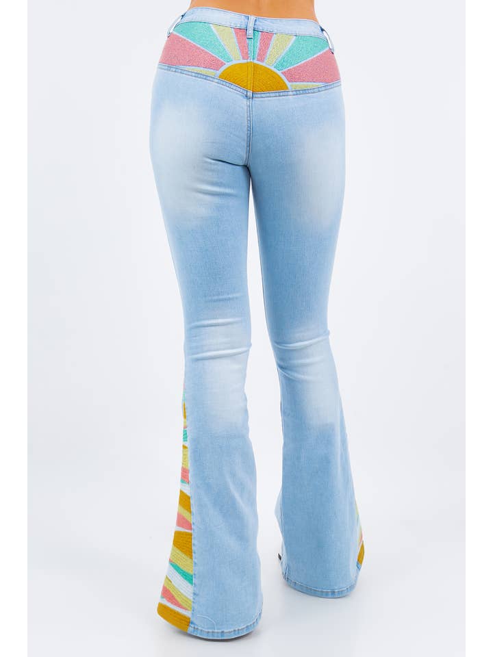 WISTERIA LANE - Wholesale Jeans - Dames - BOOTSNEDE JEANS MET KLOKBODEM EN BORDUURSEL BIJ ZONSOPGANG - 23455