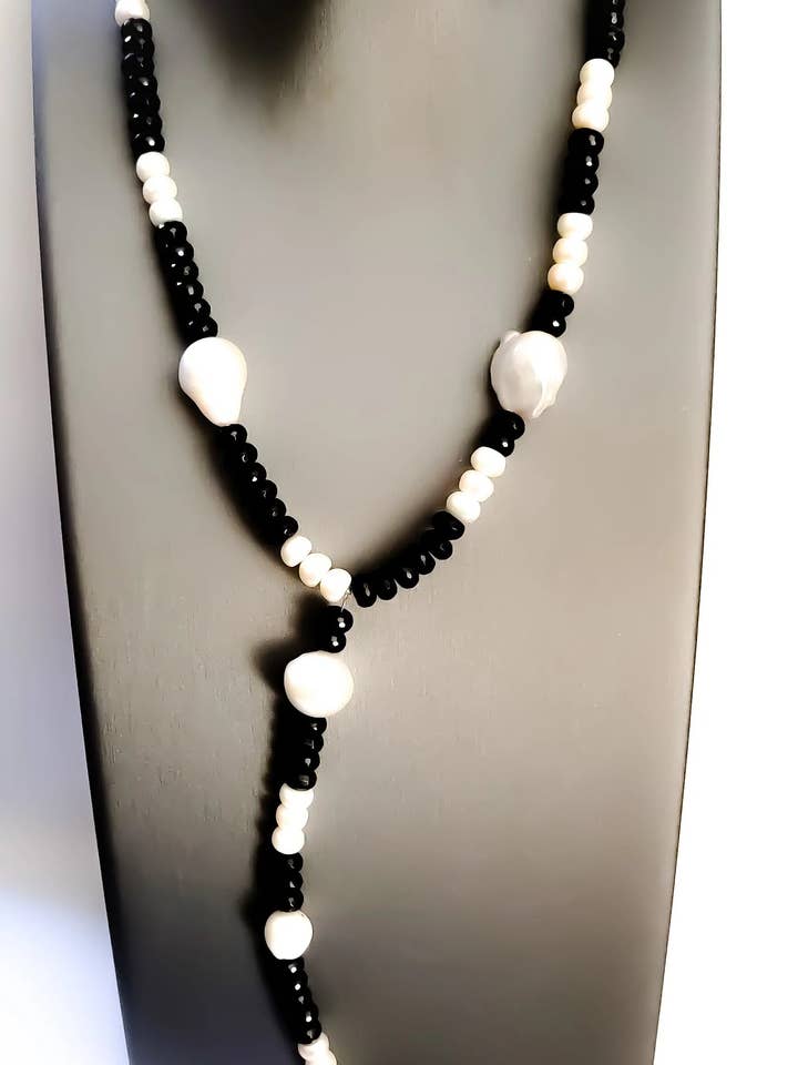 Collier en perles baroques et onyx pour la vente par L. Styles, LLC
