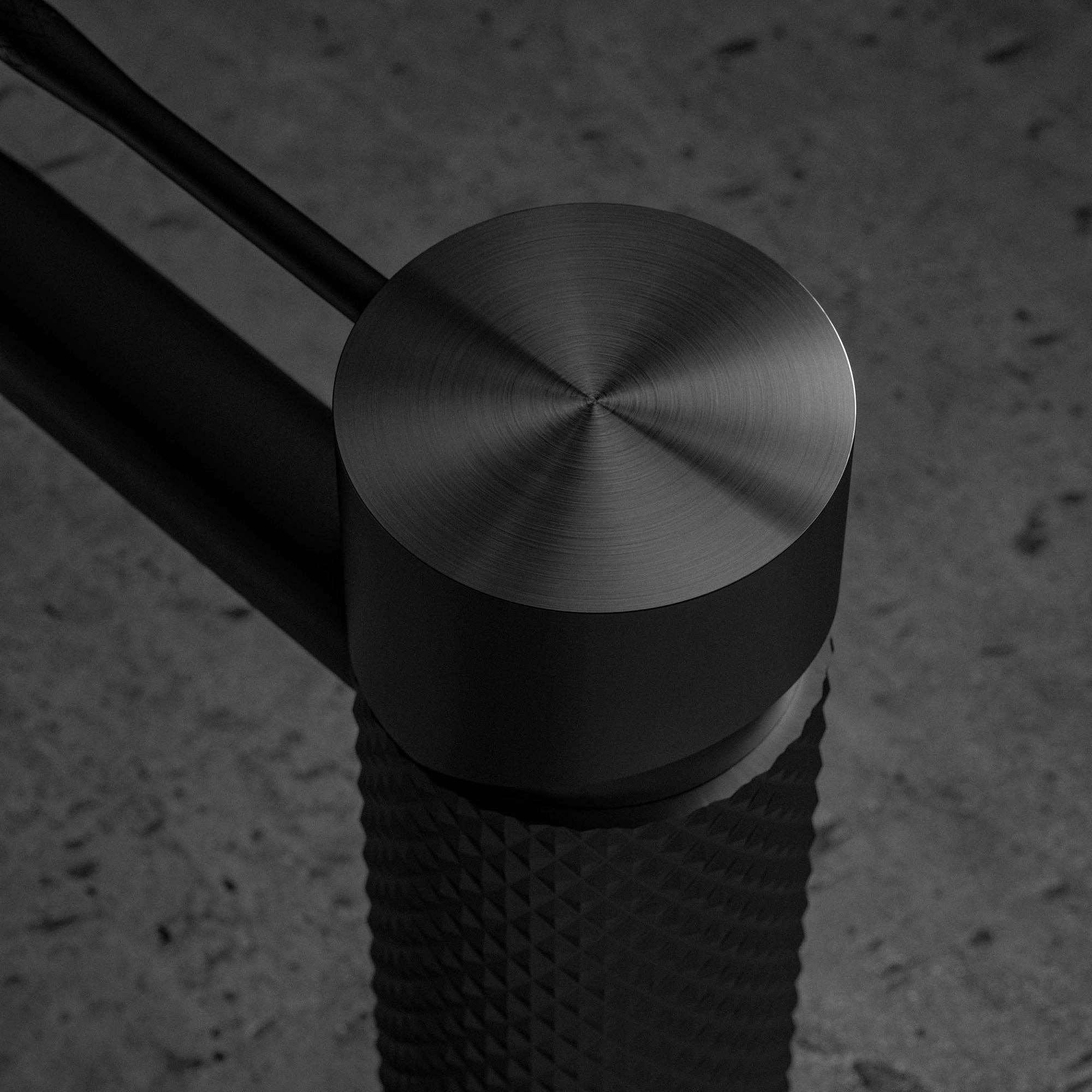 Stilform Handels GmbH - Venta al por mayor Conjunto de accesorios de baño - Grifo de lavabo Stilform serie Iconic versión alta en color gunmetal3